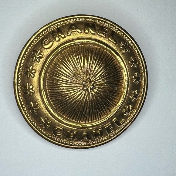 Vintage gold Chanel Brooch. - Picture 9 of 9